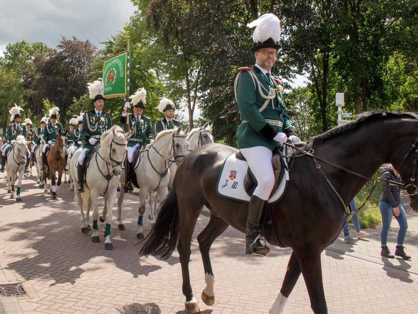Der Reiterzug um Rittmeister Jörn te Wildt (vorne) feiert sein 50. Jubiläum. Foto: Temmen