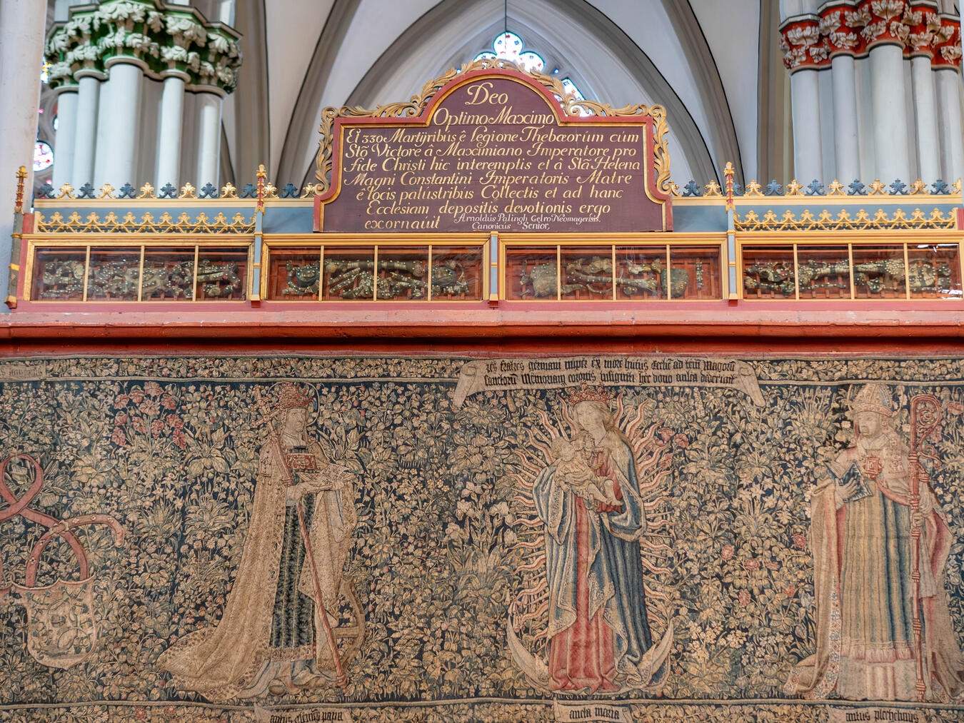 Der Reliquienkasten im Xantener Dom fügt sich gut in das Gesamtbild ein. Er dient als Machbarkeitsstudie, damit die Gemeinde entscheiden kann, ob auch die übrigen Kästen aufgestellt werden sollen. Fotos: Bischöfliche Pressestelle / Christian Breuer)