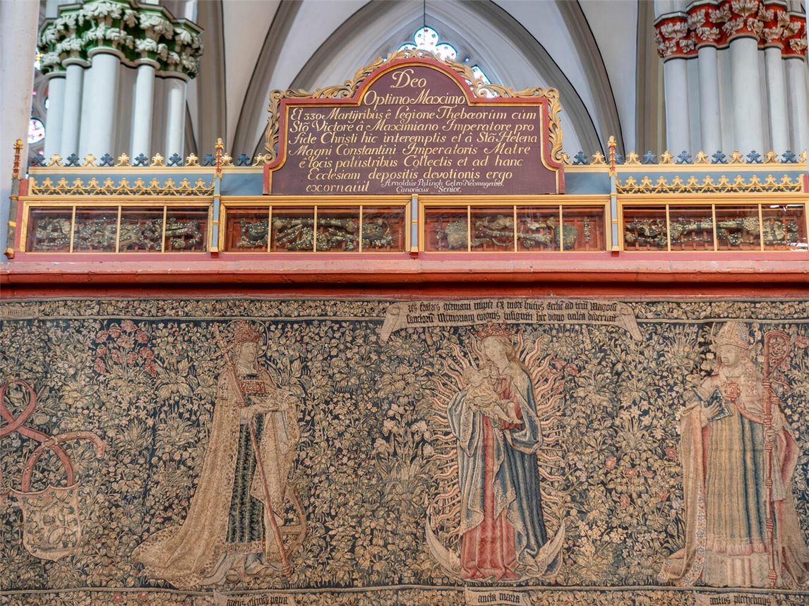 Der Reliquienkasten im Xantener Dom fügt sich gut in das Gesamtbild ein. Er dient als Machbarkeitsstudie, damit die Gemeinde entscheiden kann, ob auch die übrigen Kästen aufgestellt werden sollen. Fotos: Bischöfliche Pressestelle / Christian Breuer)