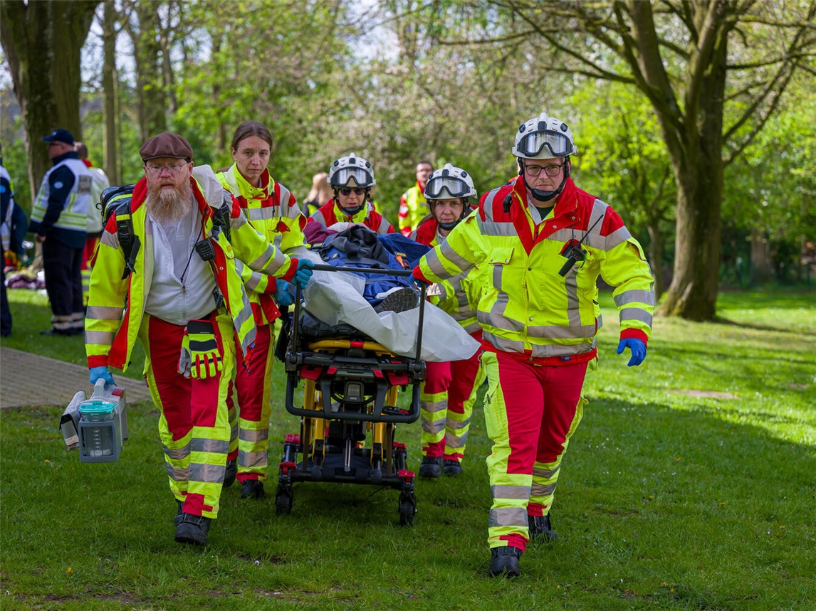 "Rettungsdienst Kreis Kleve versorgt Verletzte auf Unfallgelände"