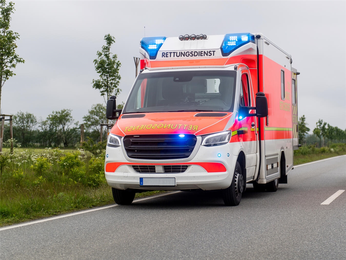 "Rettungsdienst im Einsatz in Rees, Krankenwagen vor Ort, Notfallversorgung"
