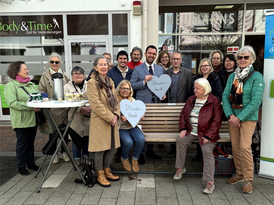 Der Rheinberger Seniorenbeirat freut sich auf viele tolle Gespräche auf der Plauderbank. Foto: Stadt Rheinberg