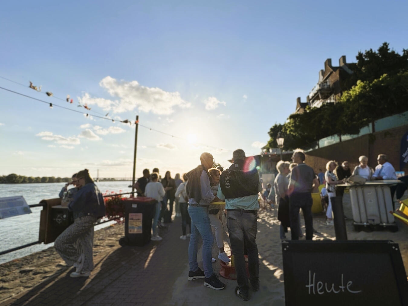 "Rheinstrand Reeser Sommer, Menschen genießen sonnigen Tag am Flussufer, Foto von Stadt Rees"