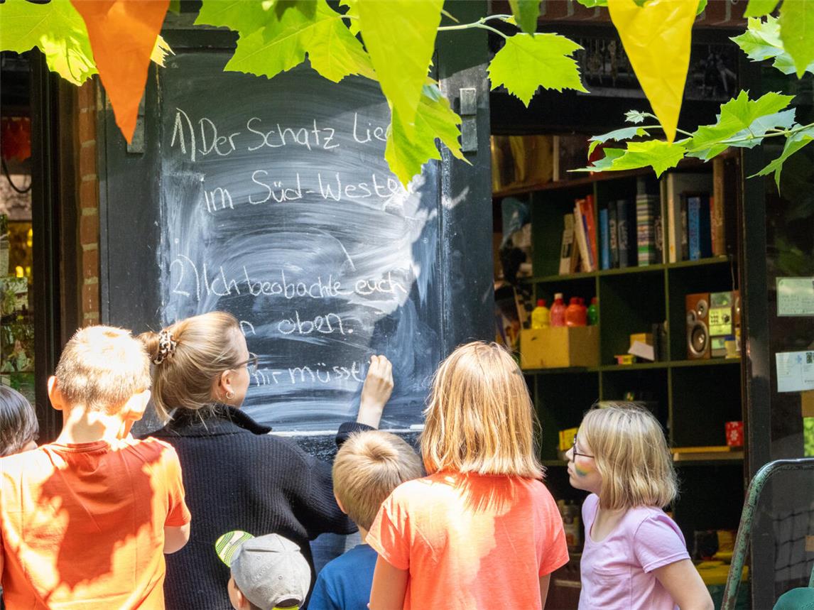 Der Robinsonspielplatz besteht aus einem rund 8.000 Quadratmeter großen, etwa zur Hälfte bewaldeten Freigelände mit großem Aufforderungscharakter für eine Vielzahl an Beschäftigungen für Kinder. Foto: Stadt Kleve