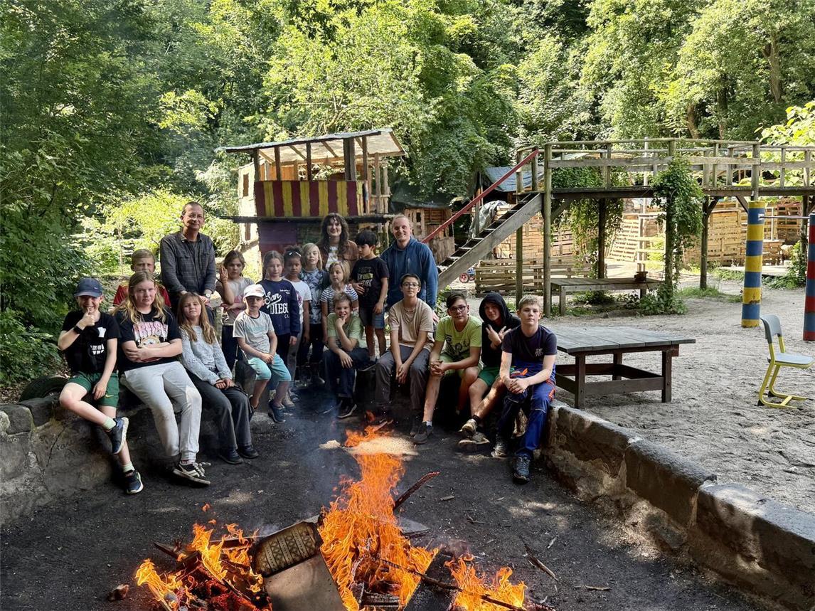 Der Robinsonspielplatz in Kleve wird unter der Woche täglich von vielen Kindern besucht und dort von einem pädagogischen Team betreut – zum Beispiel beim Feuer machen. NN-Foto: SP