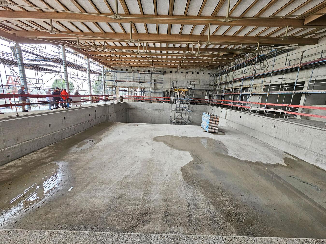 Das Weseler Kombibad feiert Richtfest Der Rohbau des Erdgeschosses ist soweit fertig. Hier das Sportbecken (o.), das Erlebnisbecken (u.), das Kleinkindbecken (Mitte l.) und das Außenbecken (Mitte r.).NN-Fotos: T. Langer