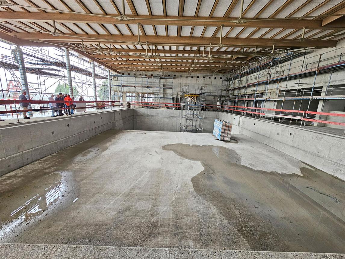 Der Rohbau des Erdgeschosses ist soweit fertig. Hier das Sportbecken (o.), das Erlebnisbecken (u.), das Kleinkindbecken (Mitte l.) und das Außenbecken (Mitte r.).NN-Fotos: T. Langer