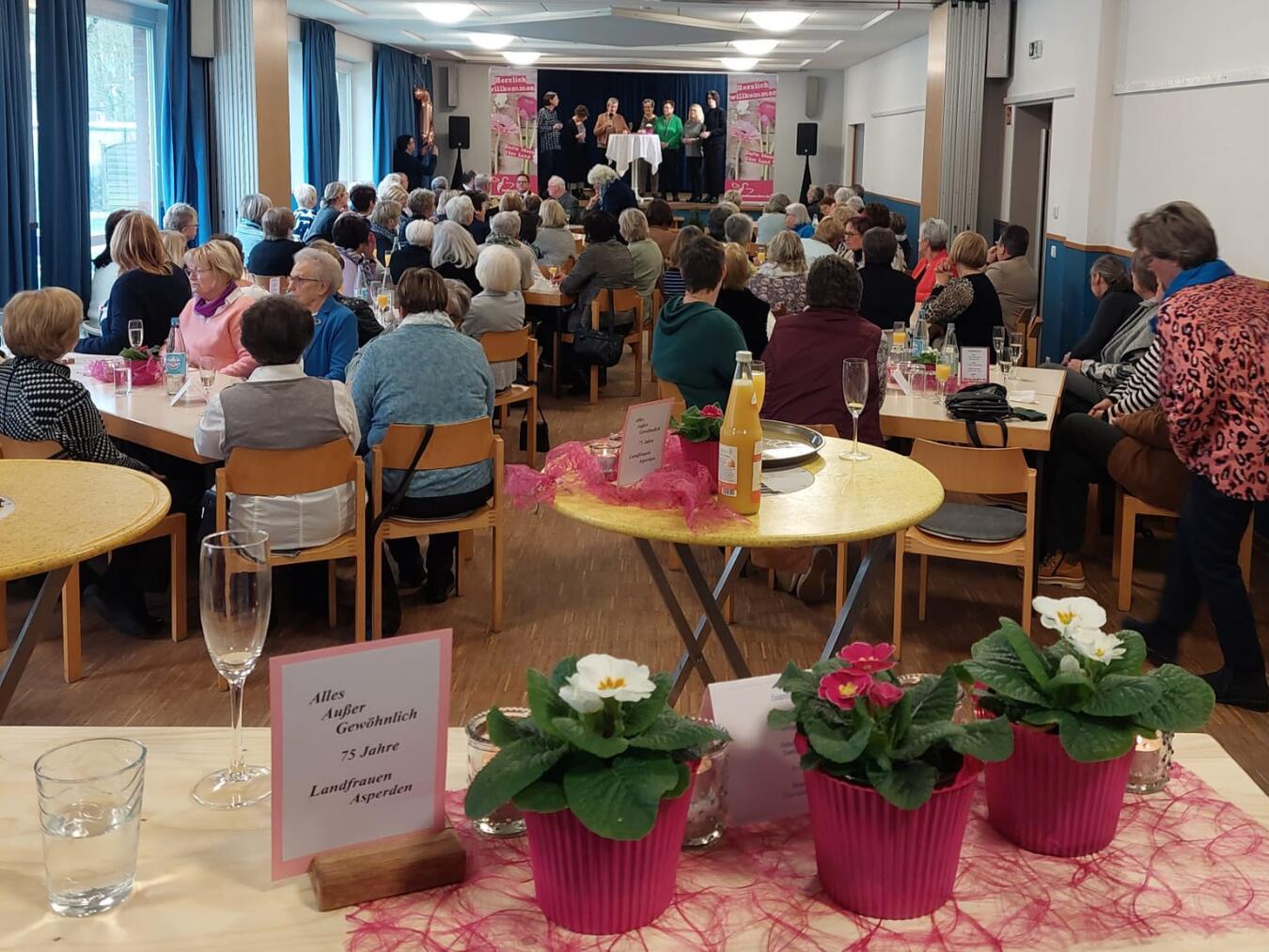 Der Saal des Asperdener Jugendheims war bis auf den letzten Platz besetzt.