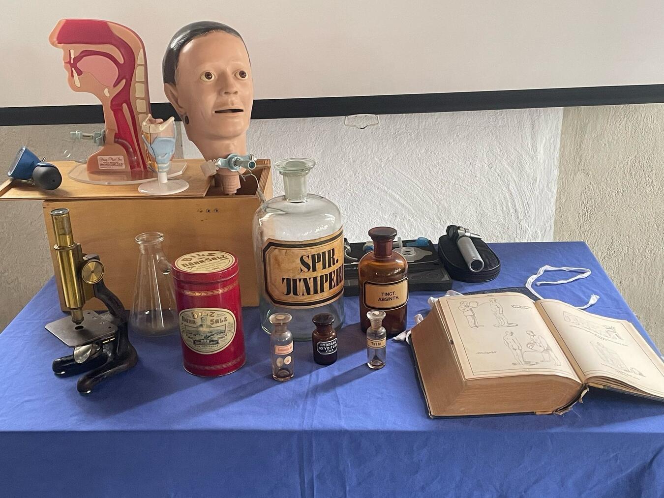 Spannende Einblicke in
die Medizin früherer Tage Der Saal war mit allerlei medizinischen Utensilien vergangener Zeiten dekoriert. Foto: privat