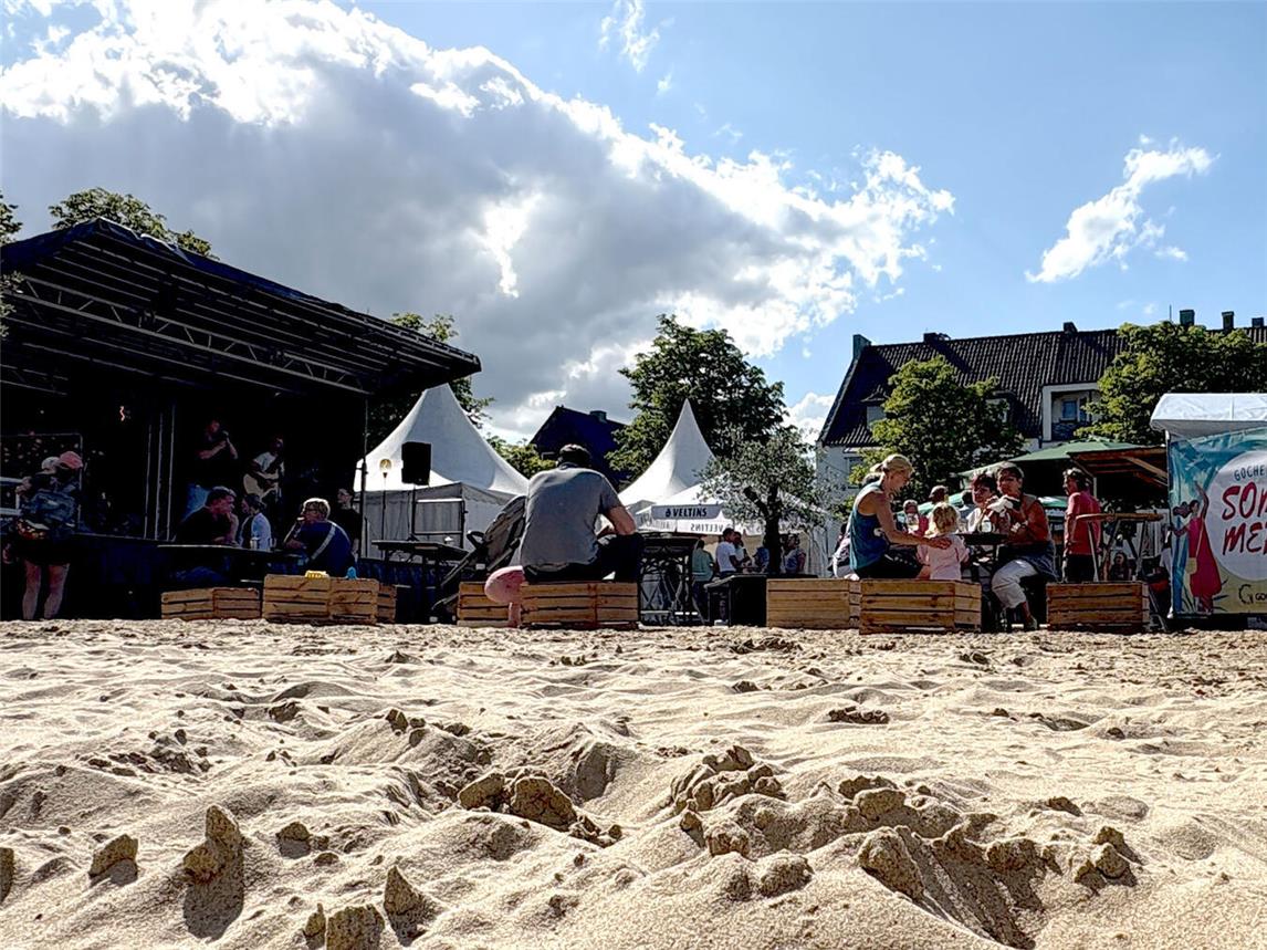 Der Sand bleibt bis zum 7. September und der Platz ist für Fahrzeuge gesperrt