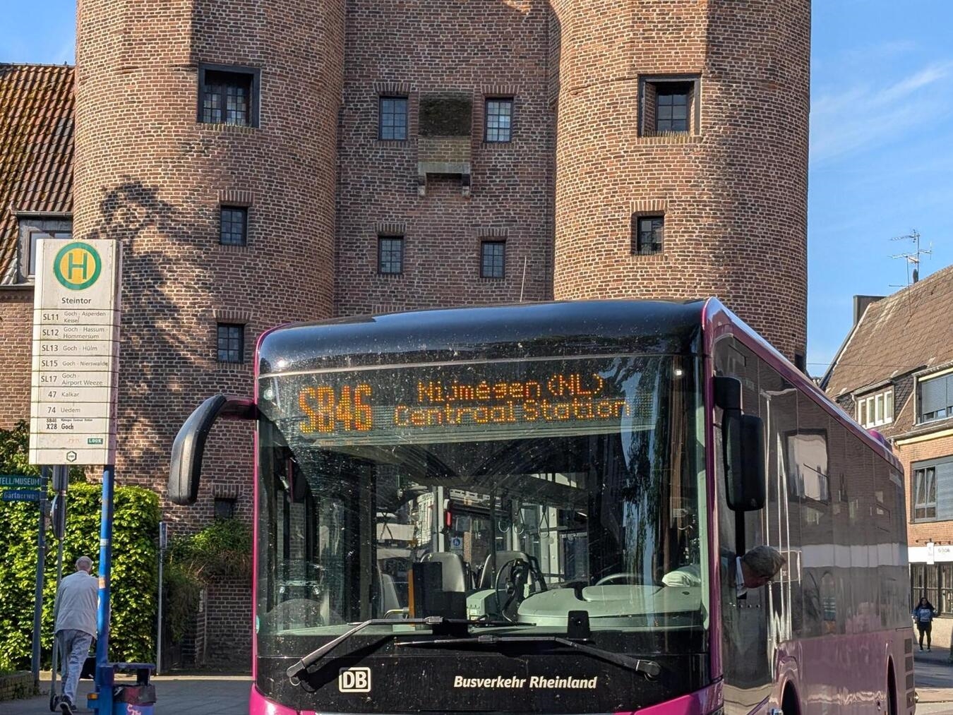 "SB46 Bus am Steintor im Juni, Stadtverkehr, öffentlicher Nahverkehr"