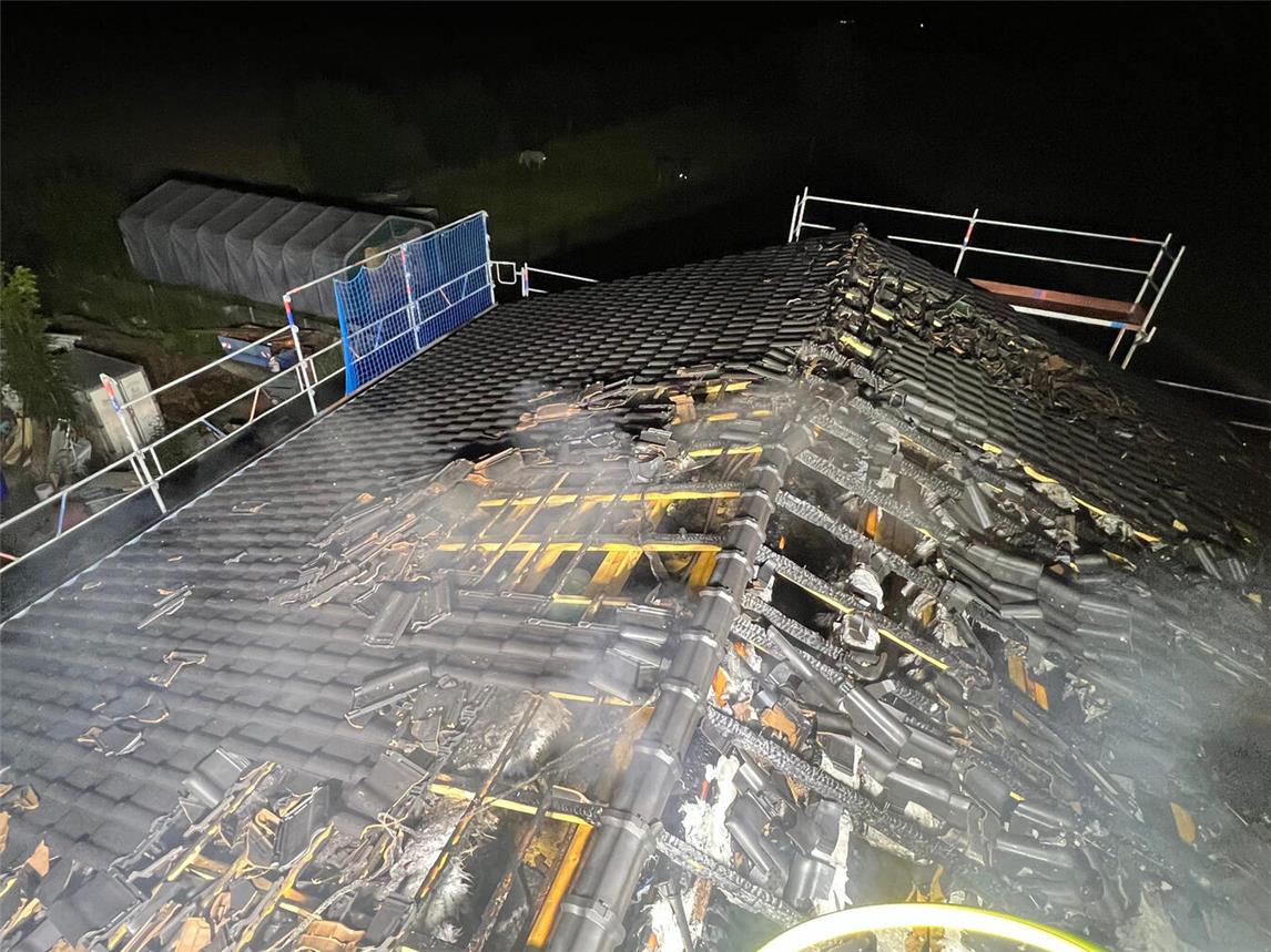Der Schaden am Dach ist beträchtlich. Foto: Feuerwehr