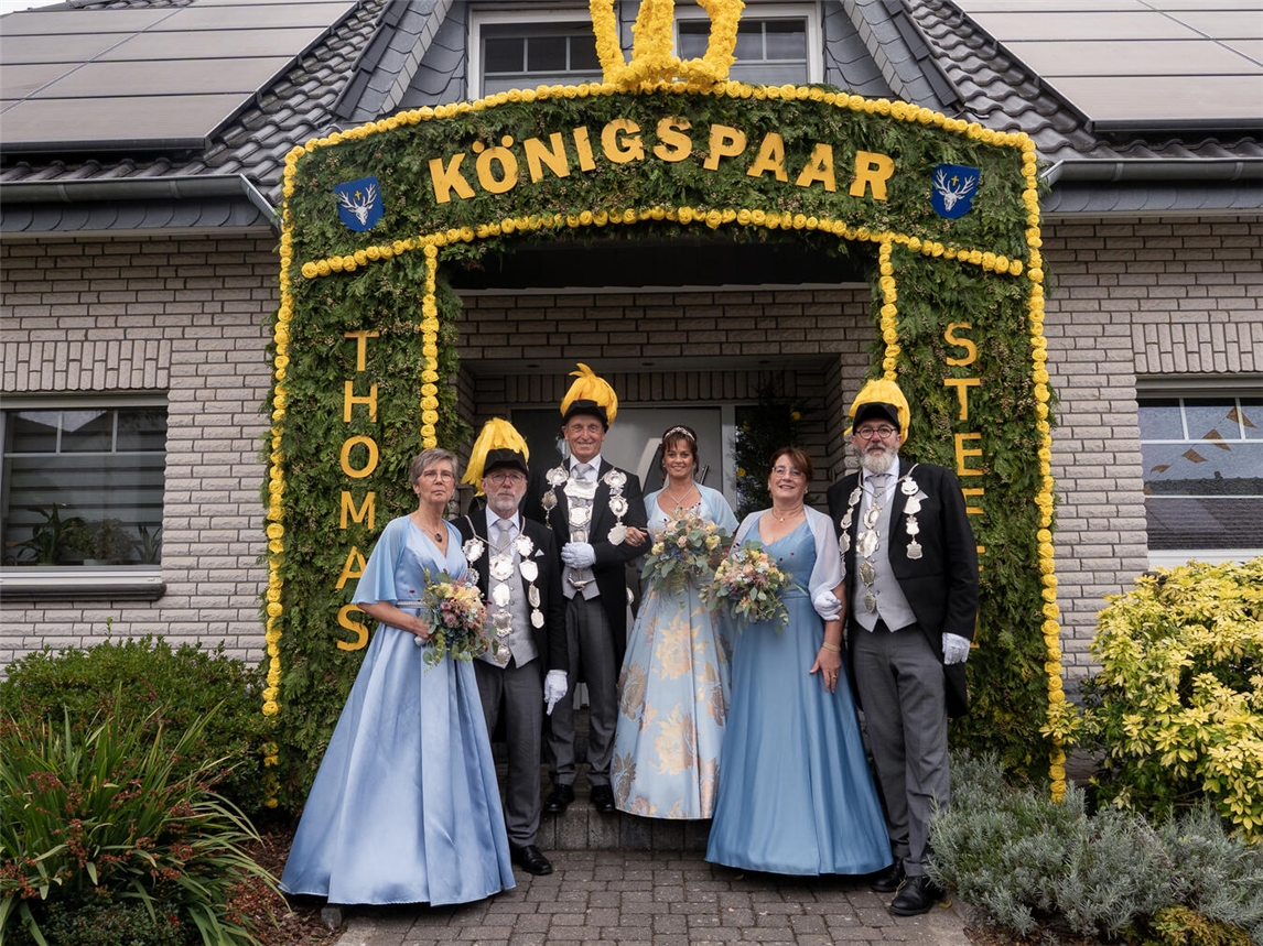 „Ein unvergessliches Wochenende“ Der Schaephuysener Jubiläumsthron (v.l.n.r): Ministerpaar Elke und Peter Benger, Königspaar Thomas und Steffi Birnbaum, Ministerpaar Aggi Teilmans und Andrea del Ben. Foto: privat