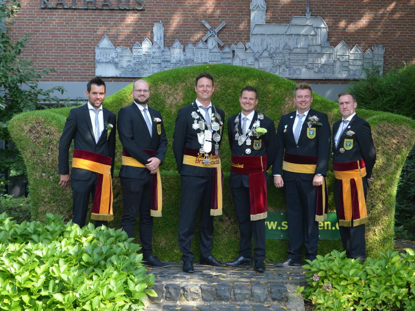 Der scheidende Hofstaat der St. Hubertus Bruderschaft Straelen: (v.l.n.r.) Helmut Bergers, Niklas Rattmann, Marc Peters, Philip Leenen, Sebastian Taxen und Thomas van Megen.Foto: privat