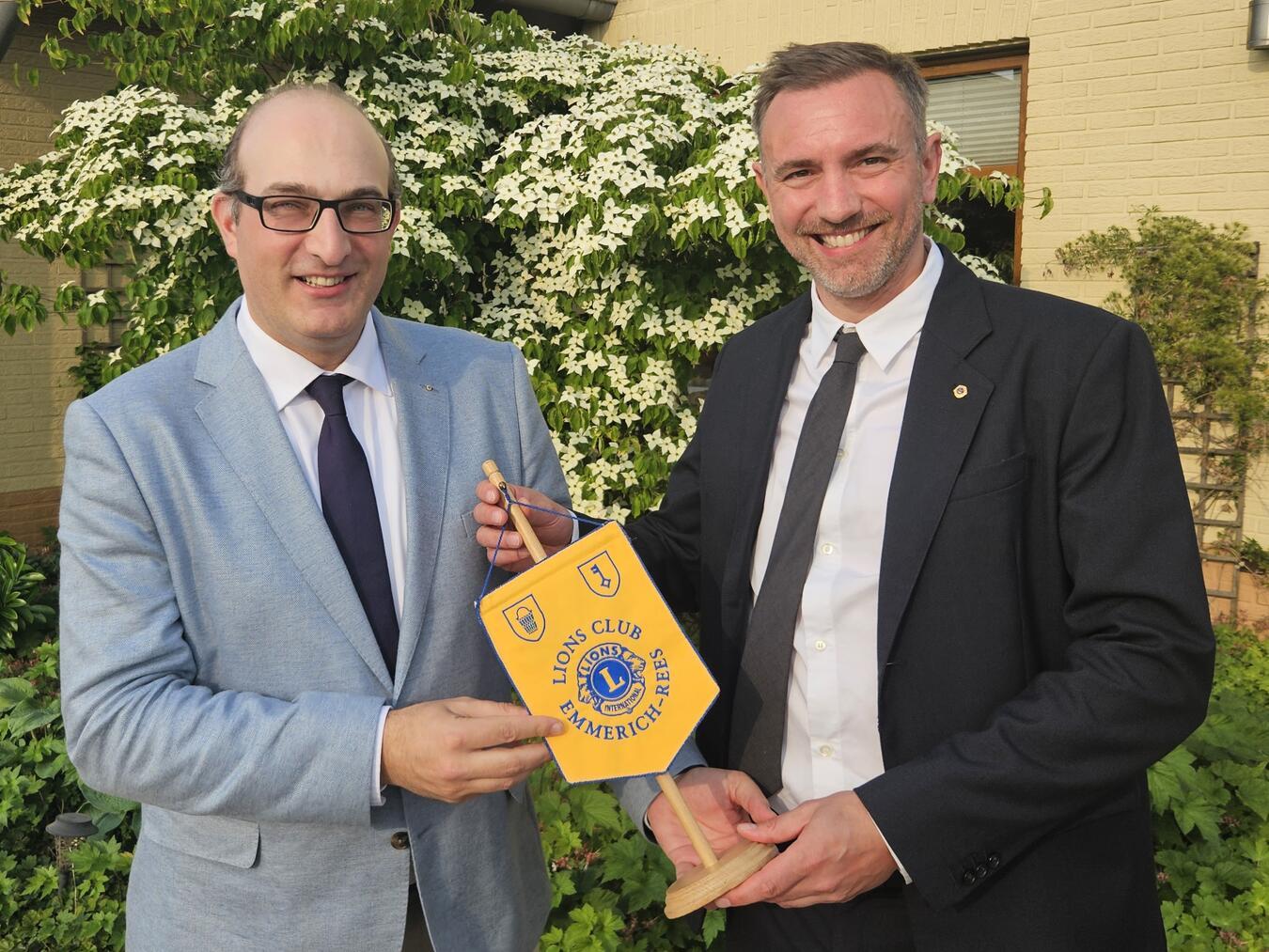 Der scheidende Präsident Dr. Michal El-Nounou (r.) und der kommende Präsident Lutz Reinhart-van Gülpen (l.). Foto: Lions Club Emmerich-Rees