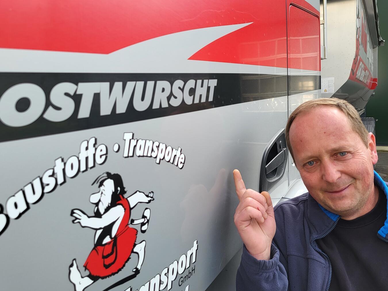 Der Schriftzug auf seinem Kipper ist eine Anspielung auf seine Heimat Thüringen; für Torsten Maidl ist die Rostwurst „ein Grundnahrungsmittel“. NN-Foto: MB