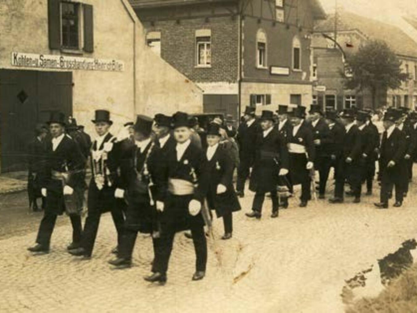 St. Sebastianus-Schützen feiern 600. Geburtstag Der Schützenumzug im Jahr 1934. Archivfoto: privat
