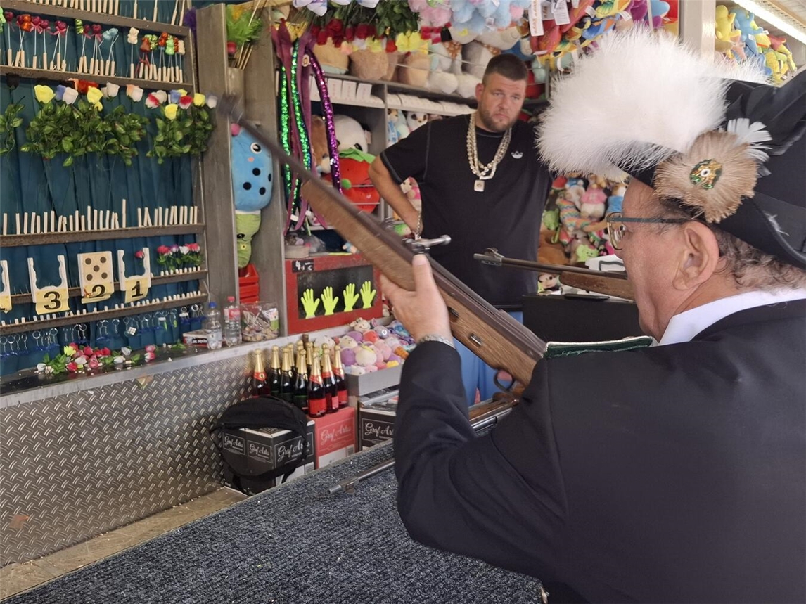 Der Schützenumzug und das Pokalschießen finden wieder am Samstag zur Eröffnung der Kirmes statt. 