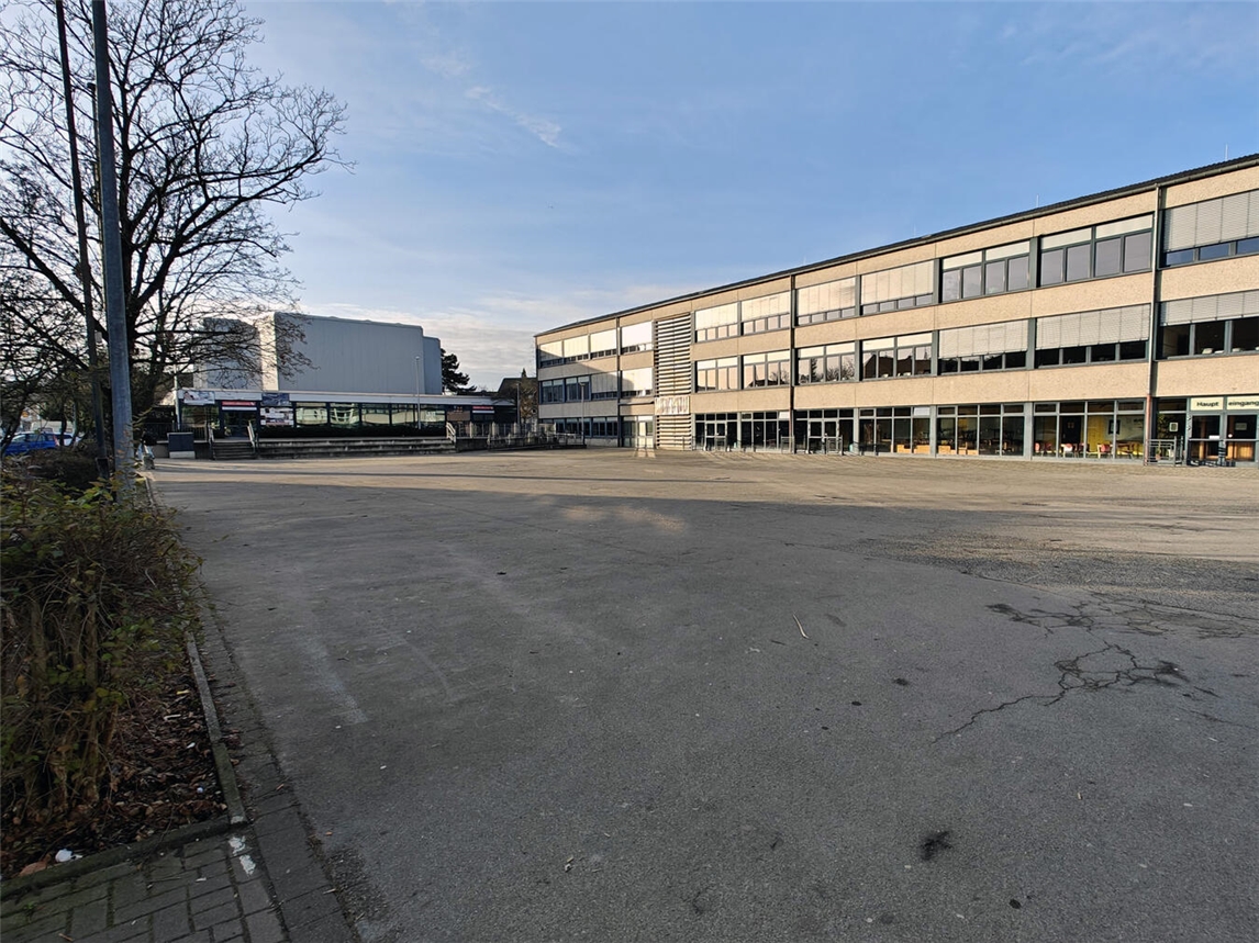 Der Schulhof am Gesamtschul-Standort Grollscher Weg soll mit den Fördermitteln „cooler“ werden. Foto: Stadt Emmerich