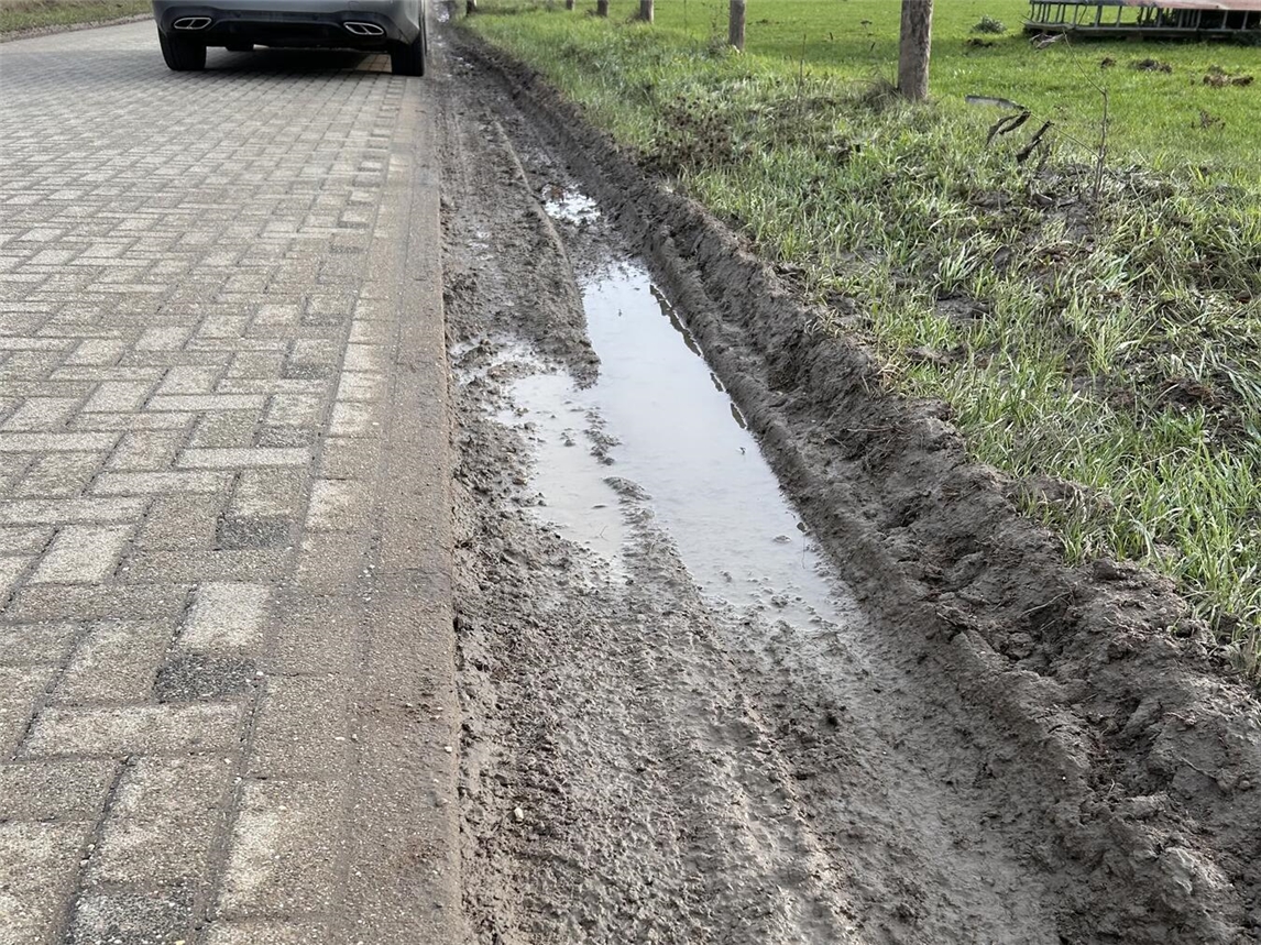 Der Seitenstreifen auf dem Deich leidet unter dem erhöhten Verkehrsaufkommen und unter dem Schwerlastverkehr. Foto: Jürgen Schweers