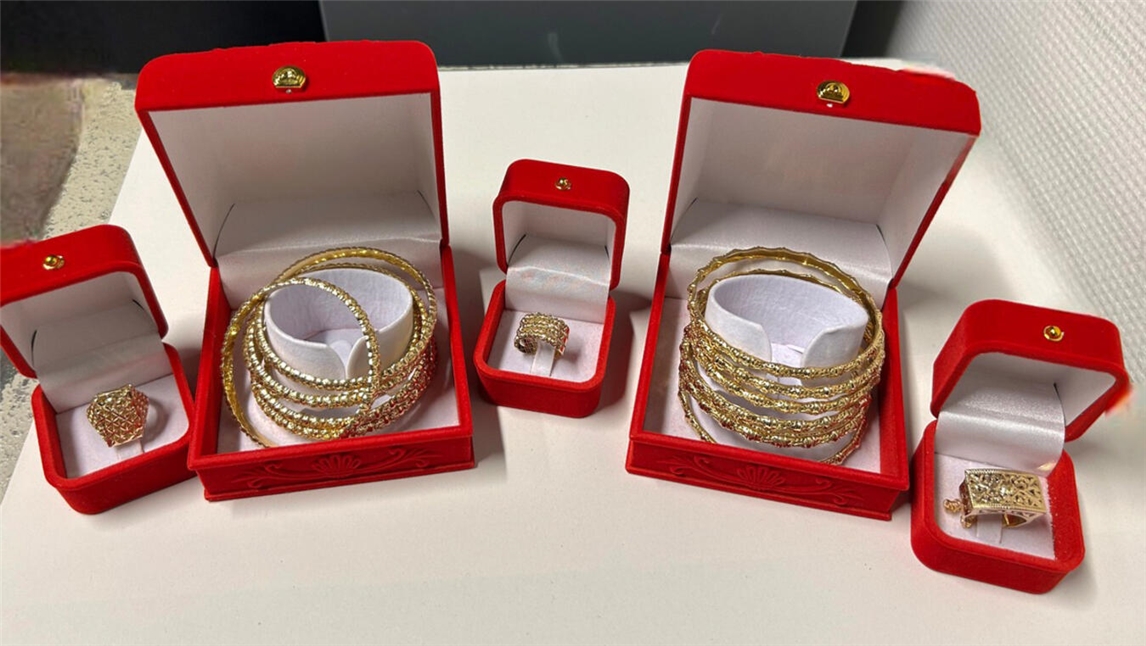 Goldschmuck sichergestellt vom Hauptzollamt Duisburg, Nahaufnahme.