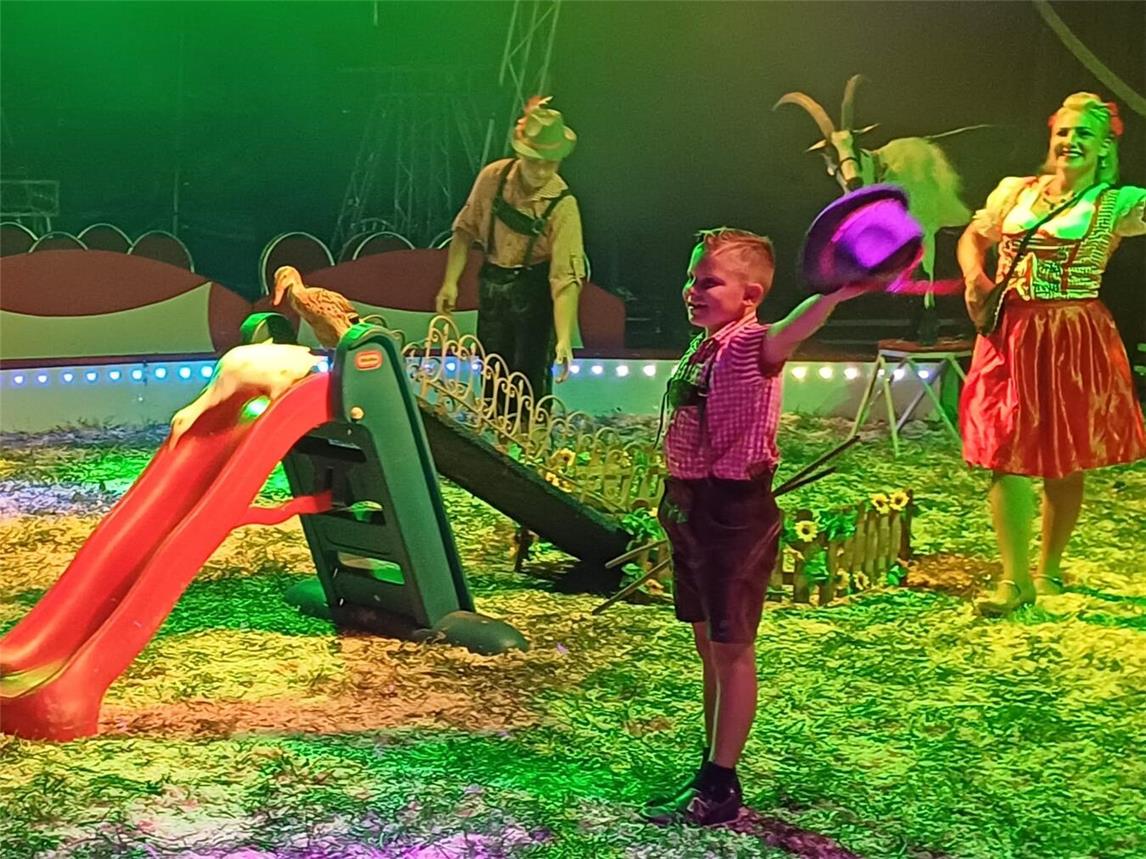 Der siebenjährige Jack Jonny Jordan stellt dem Publikum seine dressierten Laufenten vor.Foto: privat