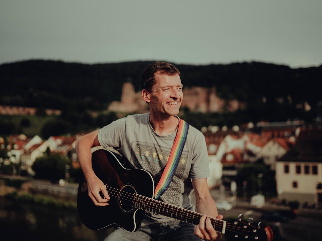 "Osmo Solo spielt Gitarre, Konzert am 7. Mai in Walbeck, Singer/Songwriter, Foto privat"