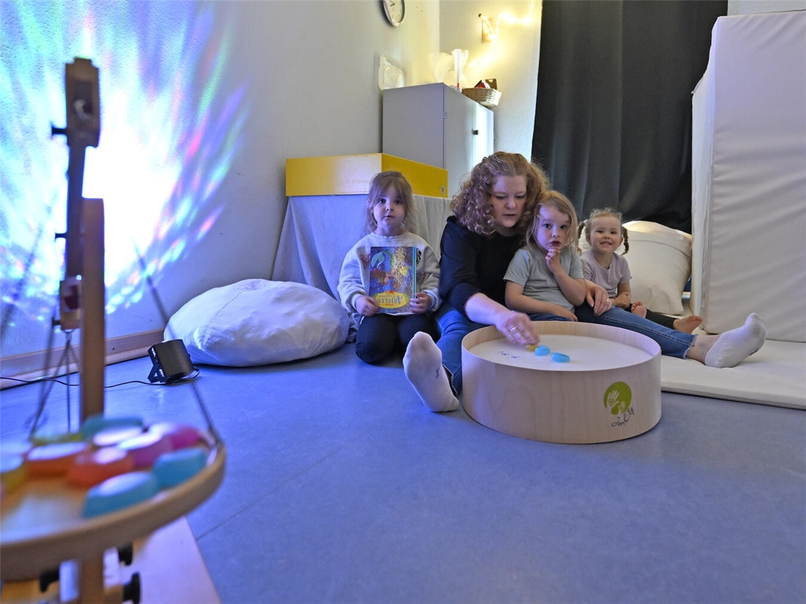 "Snoezelen-Raum in Kita Lebensbaum: entspannende Atmosphäre mit sanften Lichteffekten und Sinnesanregungen für Kinder"