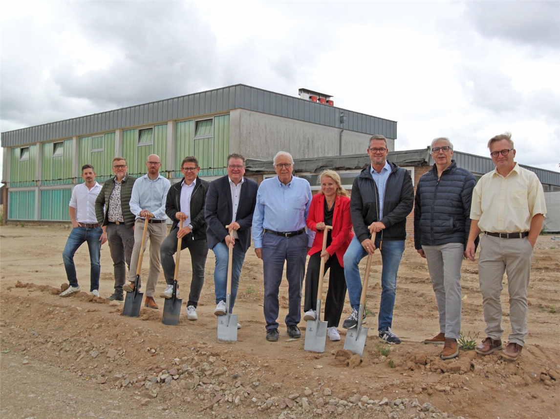 Der Spatenstich markiert den Beginn der Arbeiten. Foto: Gemeinde Weeze