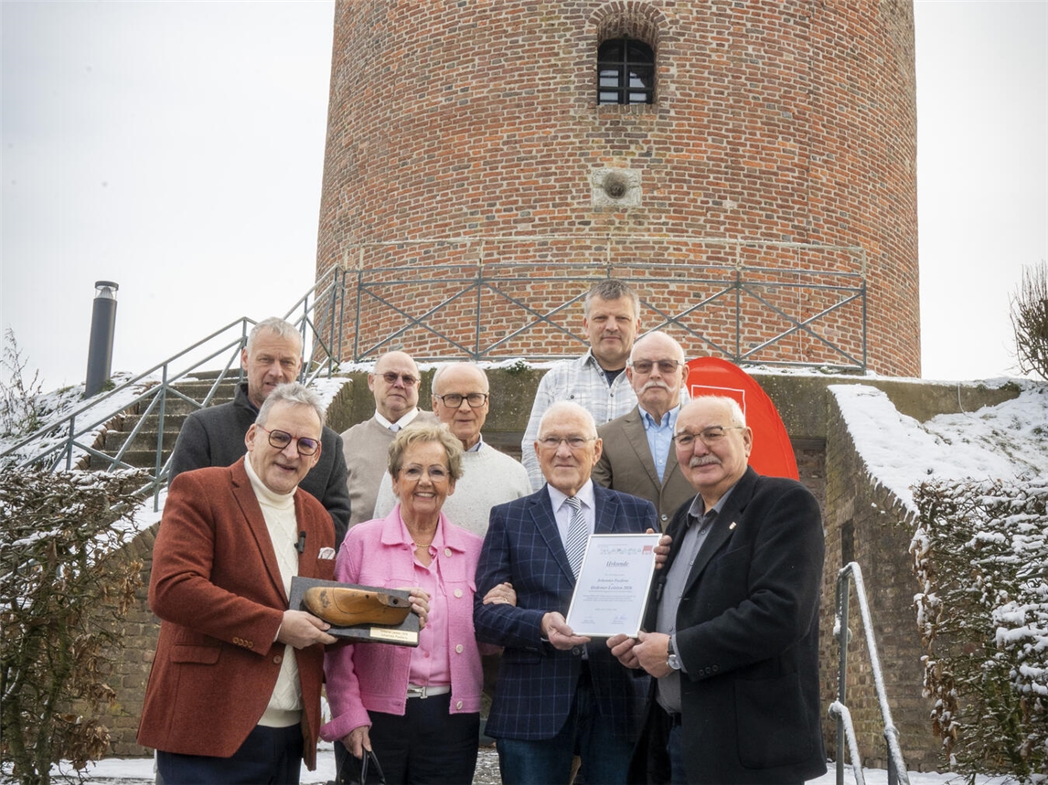 Der SPD-Fraktionsvorsitzende Jörg Lorenz (vorne, l.) und der Vorsitzende des SPD-Ortsvereins Uedem, Jürgen Noth (vorne, r.) überreichten die Auszeichnung an Johannes Paeßens (vorne, 2.v.r.). NN-Foto: Gerhard Seybert