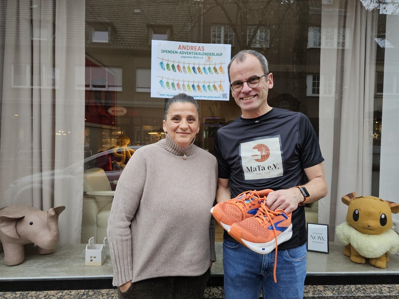 Der Spenden-Adventskalenderlauf von Andreas Pohle (r., mit Mandy Fritze-Rumahi) zugunsten von MaTa steht kurz bevor.NN-Foto: Thomas Langer