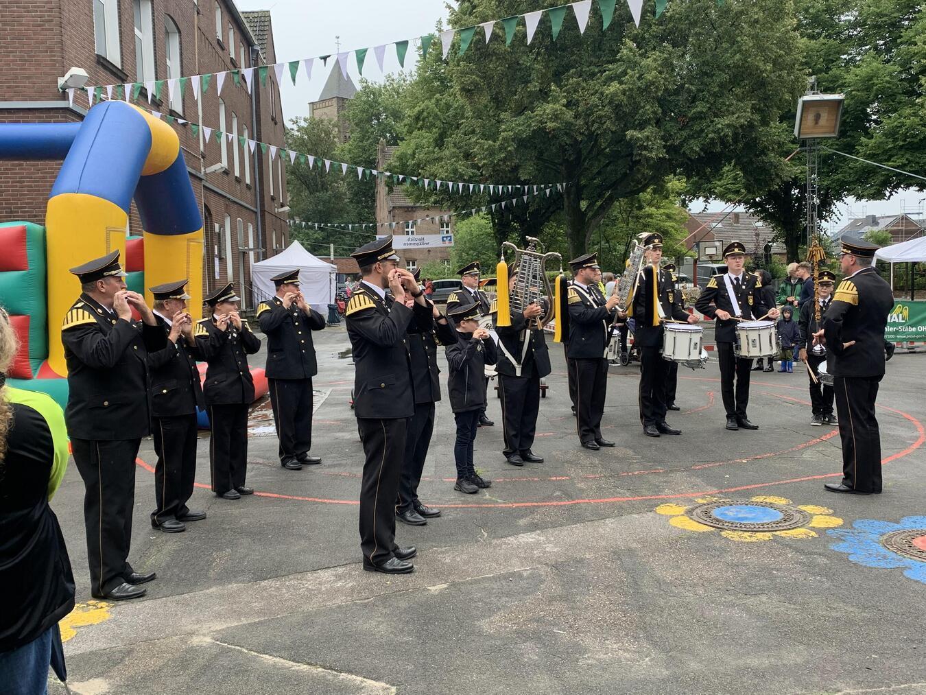 Der Spielmannszug des Schützenvereins Asperden stimmt bei der Krönung des Schützenkönigs aus dem vergangenen Jahr die Musik an.Foto: Privat