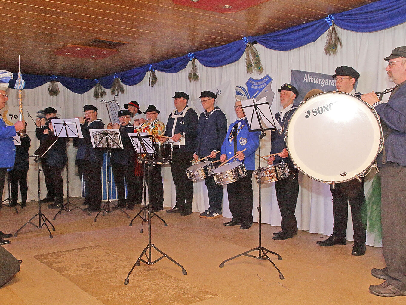 Der Spielmannzug Blau-Weiß Hartefeld eröffnete den Abend. 