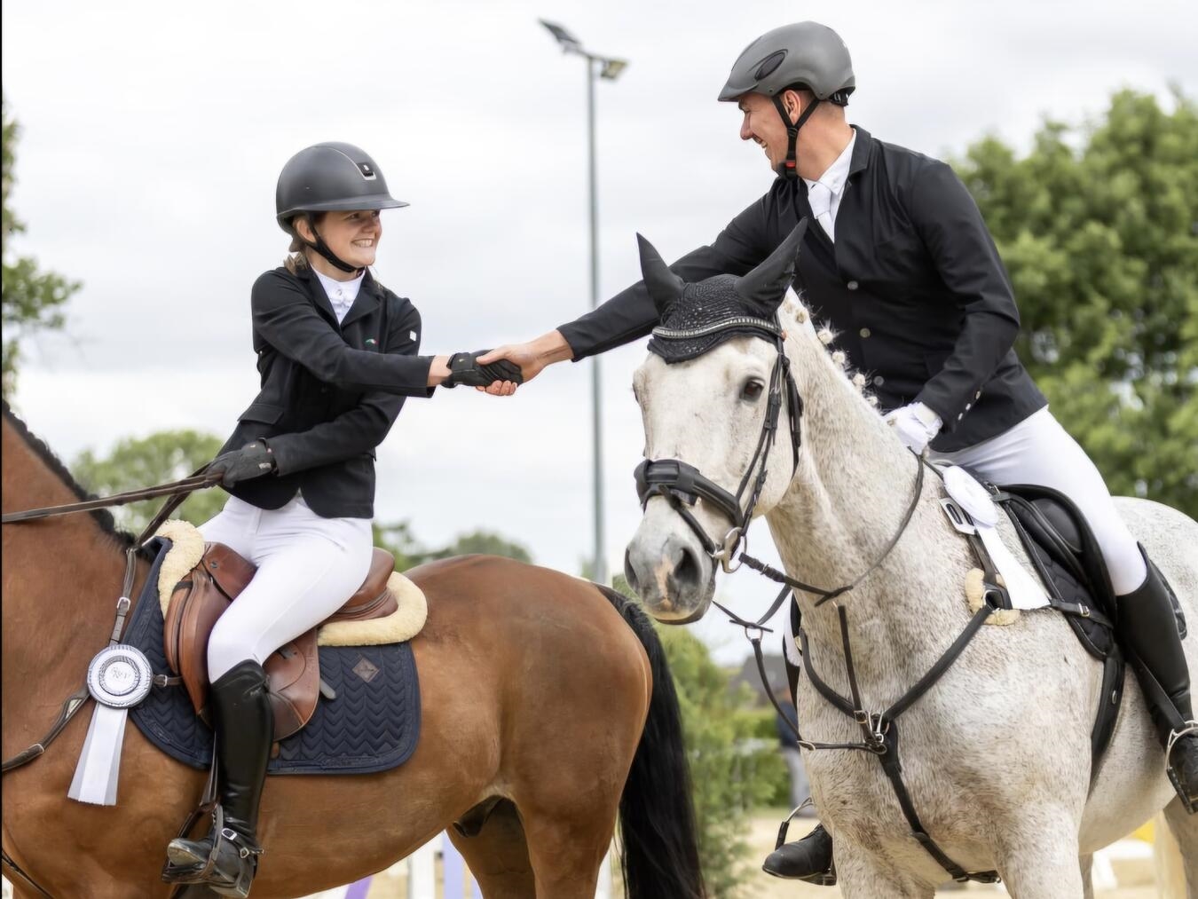"Reiter im Springsportturnier in Praest, Sonntag, Pferd springt über Hindernis, sportliche Leistung"