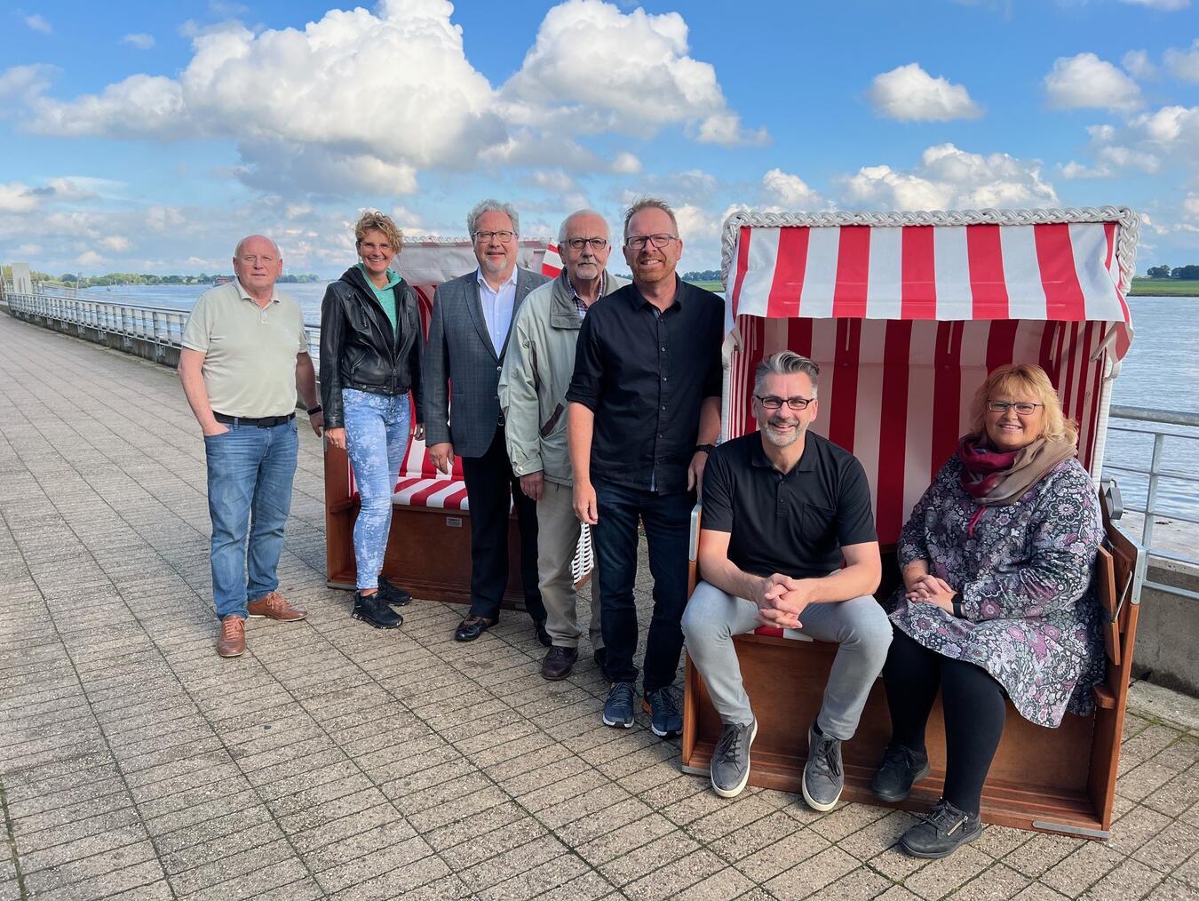 Viel Licht für Emmerich Der Stadtbild-Vorstand präsentiert die neu angeschafften Strandkörbe für die Rheinpromenade. Foto: privat