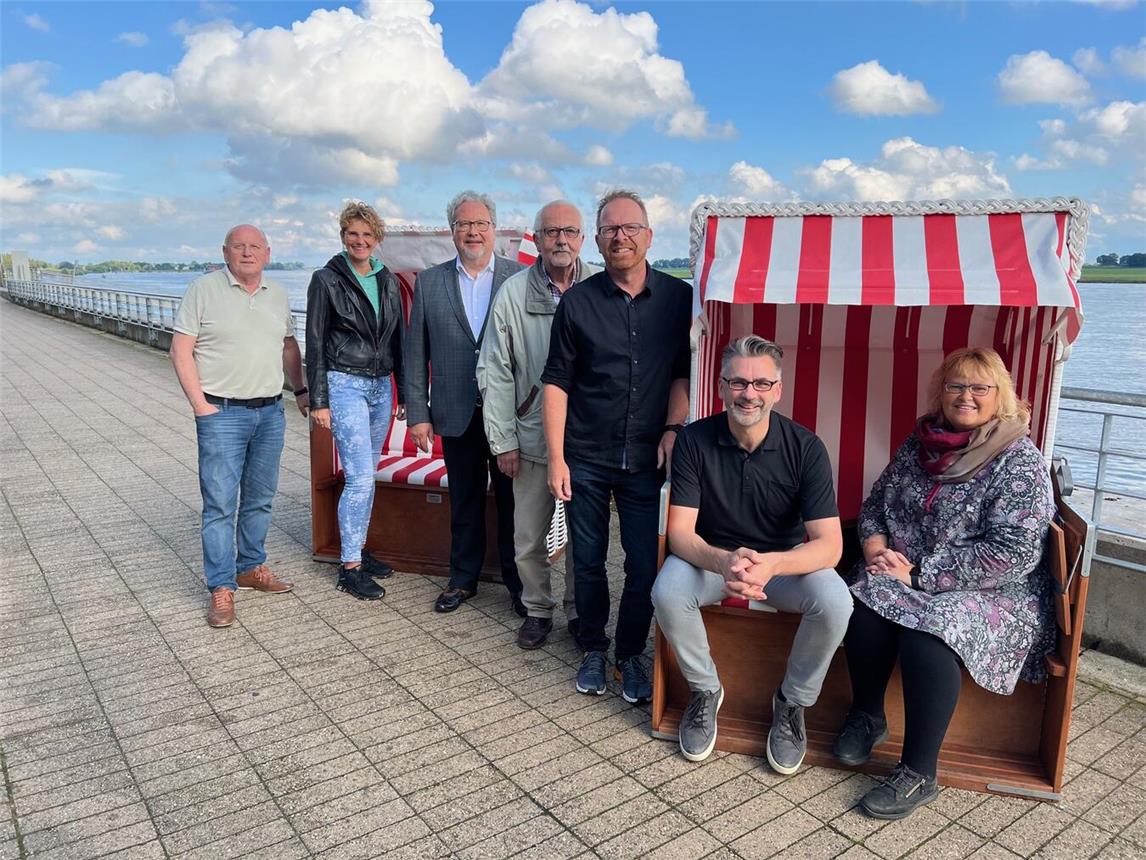 Der Stadtbild-Vorstand präsentiert die neu angeschafften Strandkörbe für die Rheinpromenade. Foto: privat
