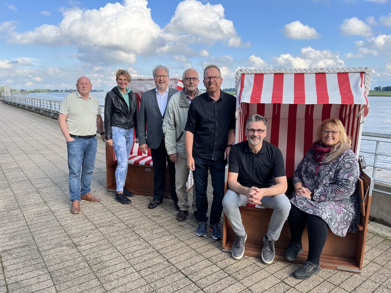 Der Stadtbildvorstand präsentiert die neu angeschafften Strandkörbe für die Rheinpromenade (v. l.): 1. Vorsitzender Johannes Diks, Sabine Krüger, Wolfgang Schröder (beide Beirat), 2. Vorsitzender Werner Schult, Harald Koster, Ludger Hövelmann (beide Beirat), Schriftführerin Dr. Manon Loock-Braun. Foto: privat