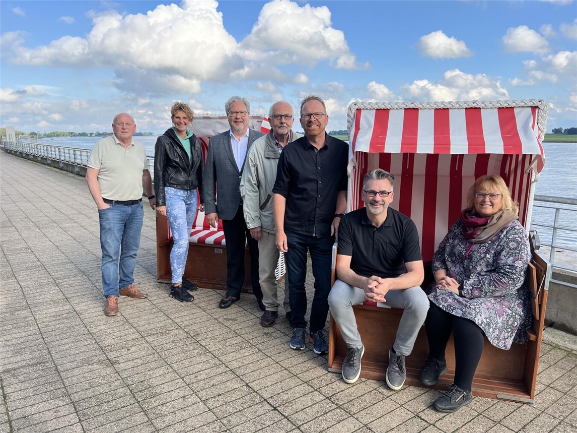 Der Stadtbildvorstand präsentiert die neu angeschafften Strandkörbe für die Rheinpromenade (v. l.): 1. Vorsitzender Johannes Diks, Sabine Krüger, Wolfgang Schröder (beide Beirat), 2. Vorsitzender Werner Schult, Harald Koster, Ludger Hövelmann (beide Beirat), Schriftführerin Dr. Manon Loock-Braun. Foto: privat
