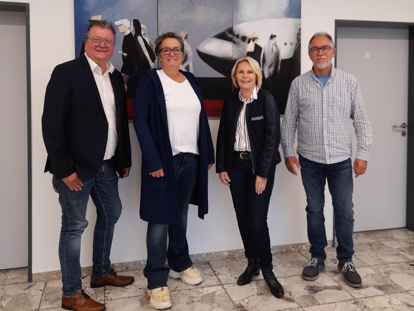 Der Standesbeamte und stellvertretende Fachbereichsleiter Rolf Peters, Silvia Heck, Rabea Pricken und Bürgermeister Georg Koenen (v.l.).Foto: Gemeinde Weeze