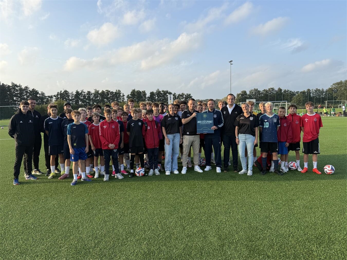 "DFB-Stützpunkt-Start bei SV Viktoria 1922 Winnekendonk, Fußballfeld und Spieler in Aktion"