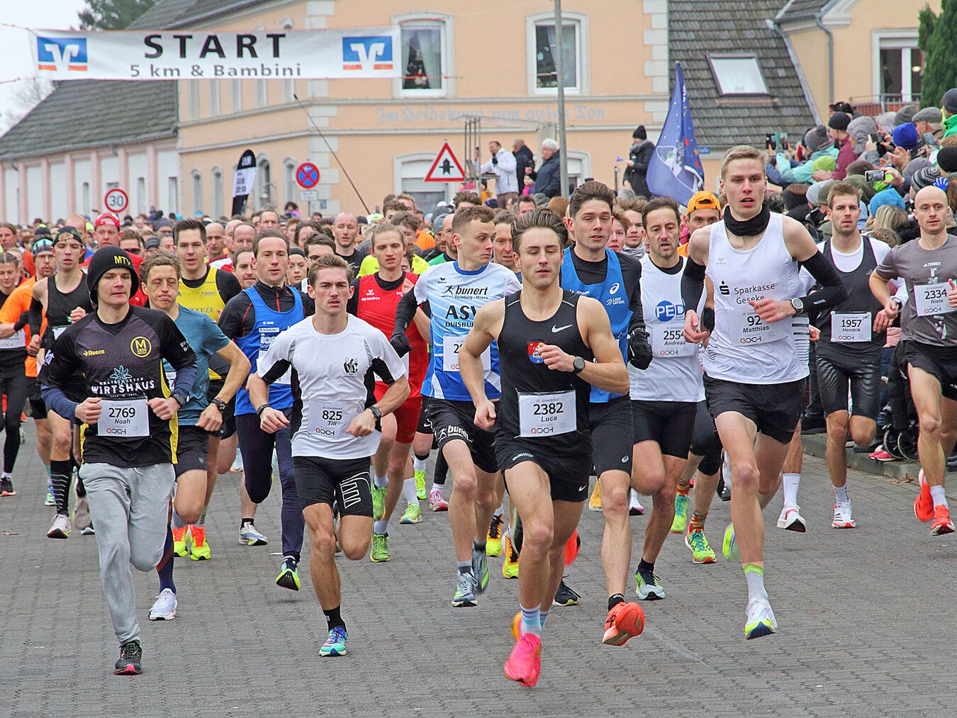 Der Start ist immer ein eindrucksvolles Bild. Der Fünf-Kilometer-Lauf ist aber bereits komplett „dicht“. NN-Foto/Archiv: Theo Leie
