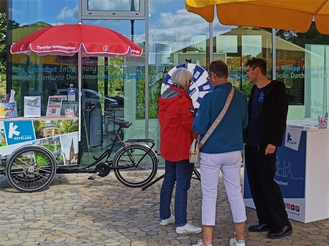 Der Start- und Zielpunkt im Solegarten St. Jakob lädt zu einer Pause ein. Die Teilnehmer erhalten hier alle Informationen zu den Routen. Foto: Wallfahrtsstadt Kevelaer