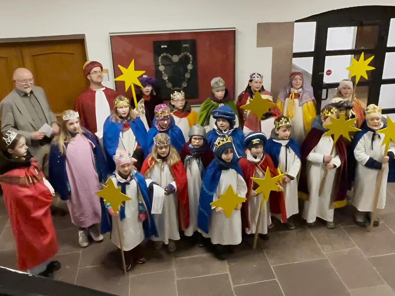 Der stellvertretende Bürgermeister Gerhard Gertsen mit den Sternsingern und ihren Begleiterinnen im Emmericher Rathaus. Foto: Stadt Emmerich