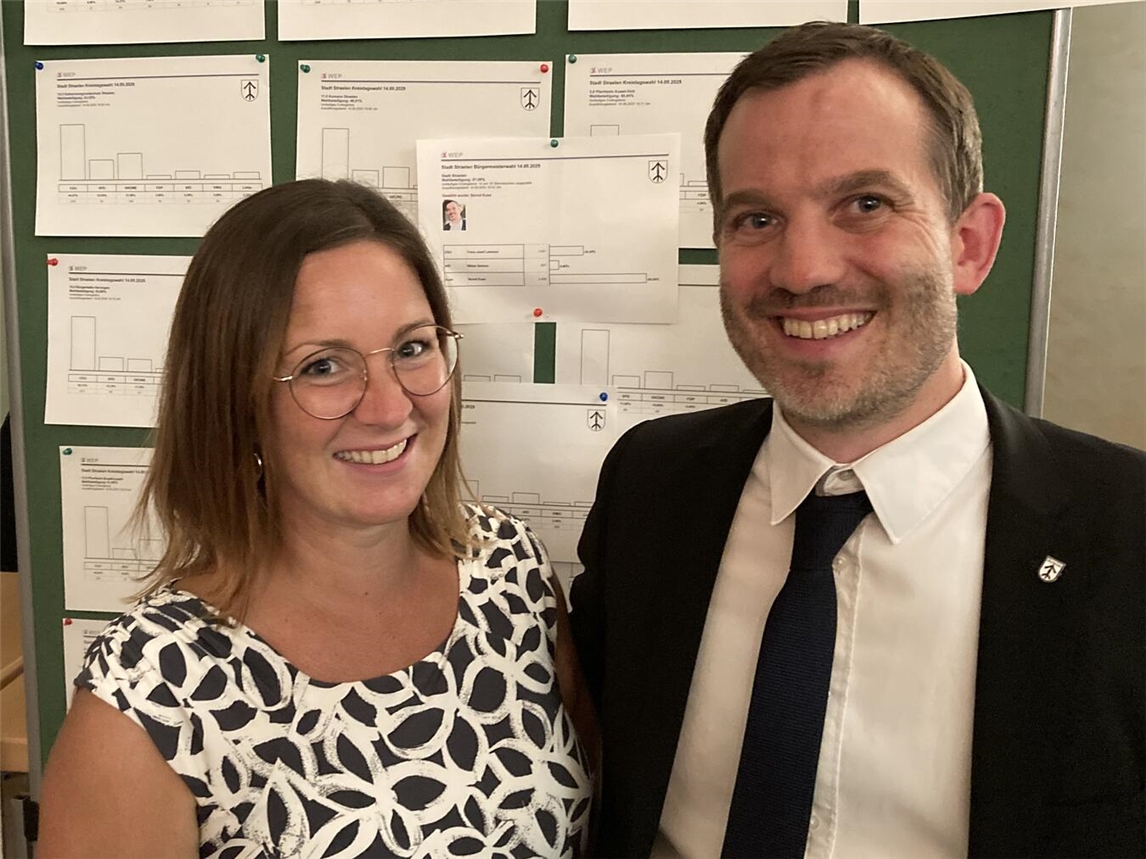 Der Straelener Bürgermeister Bernd Kuse freut sich mit seiner Frau Carina über seine Wiederwahl.NN-Foto: TL