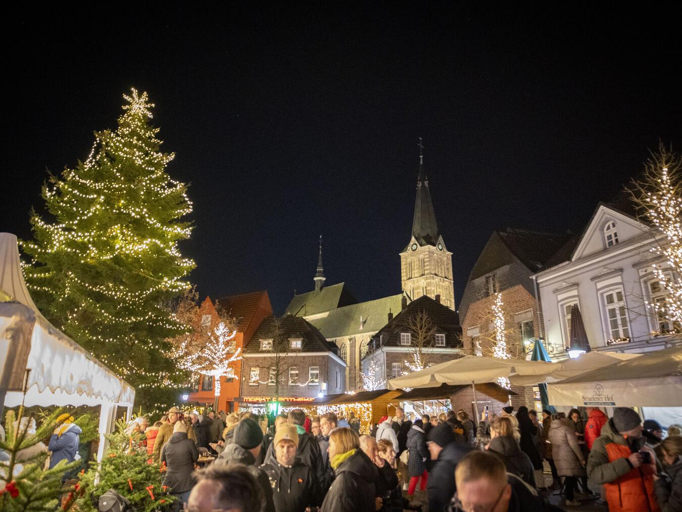Der strahlend illuminierte Weihnachtsbaum bildet in jedem Jahr einen Anziehungspunkt im Herzen der Straelener Innenstadt. Foto: Stadt Straelen 