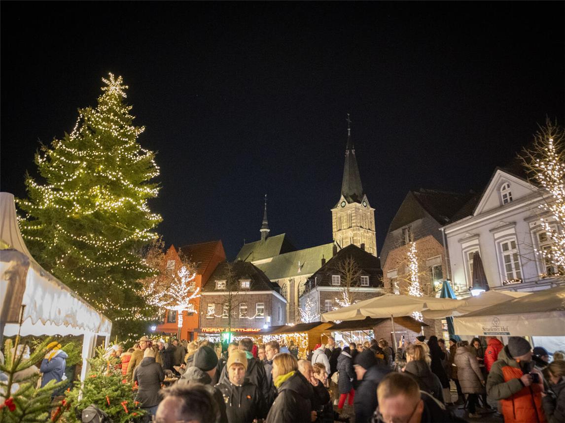 Der strahlend illuminierte Weihnachtsbaum bildet in jedem Jahr einen Anziehungspunkt im Herzen der Straelener Innenstadt. Foto: Stadt Straelen 