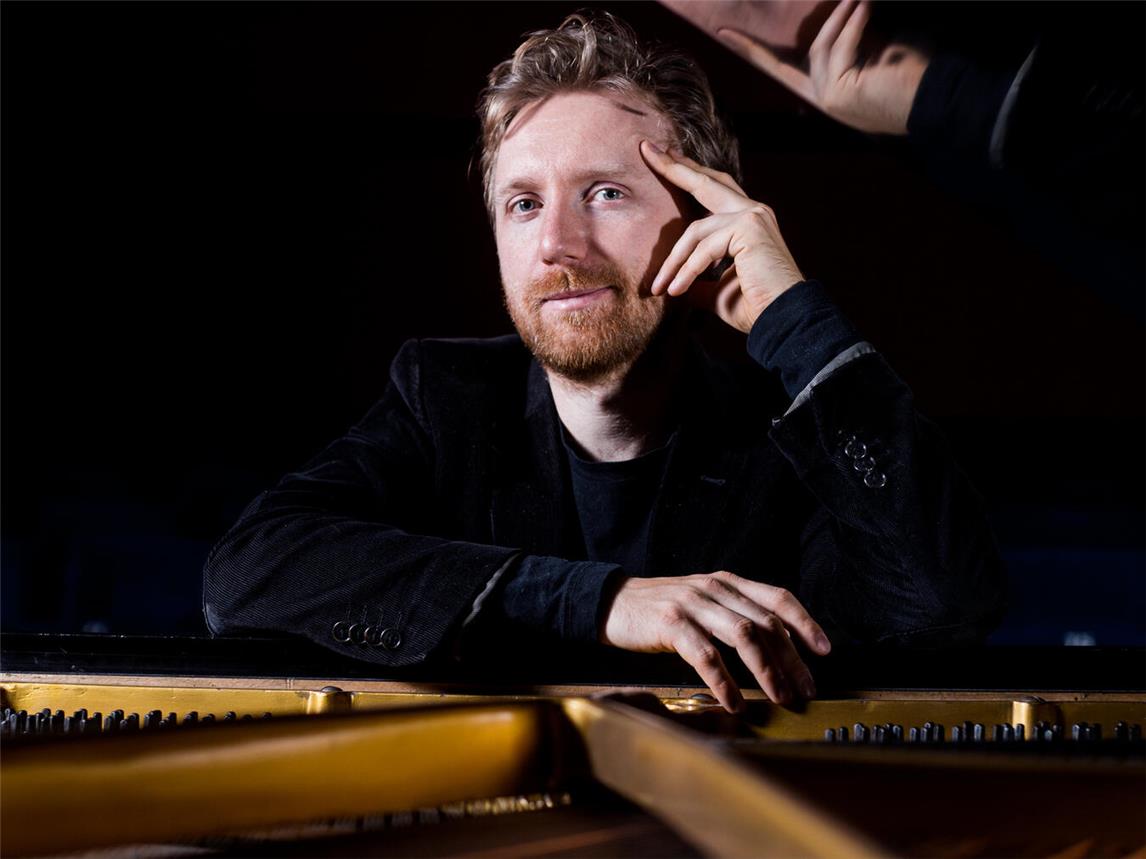 Der Stummfilmpianist Richard Siedhoff begleitet den Film live am Klavier.Foto: Elias Wachholz