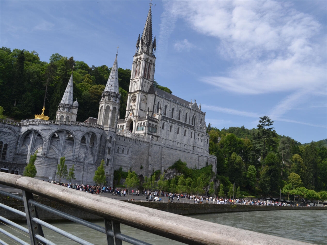Lourdes Pilgerstätte in Südfrankreich, wiederbelebt nach Corona, mit Pilgern und religiöser Atmosphäre.