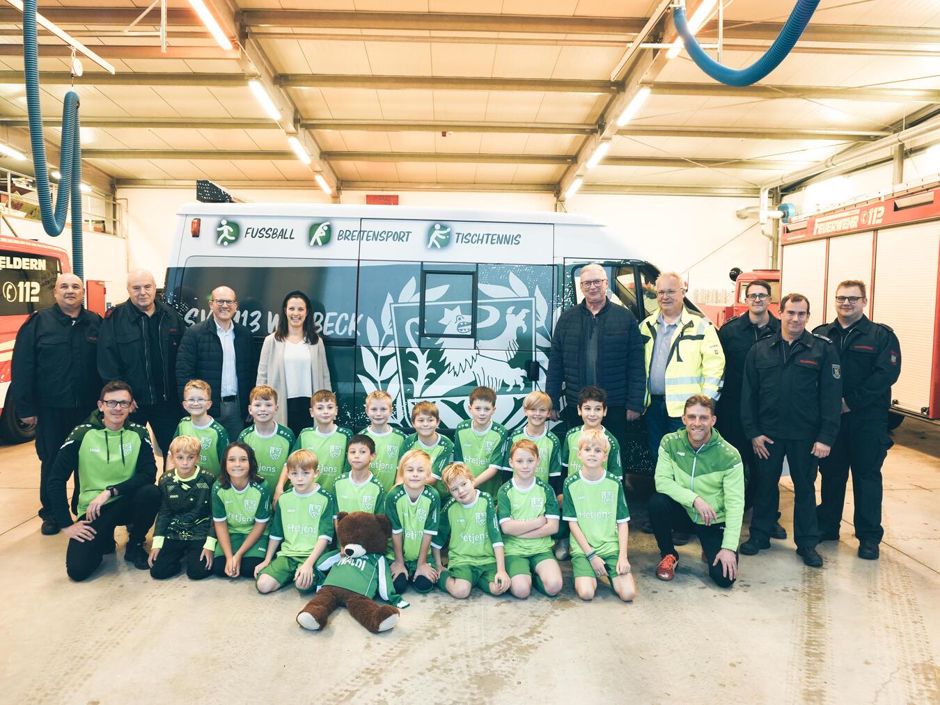 Der SV Walbeck freut sich über den gespendeten Kleinbus der Feuerwehr. Foto: SV Walbeck/Pertz
