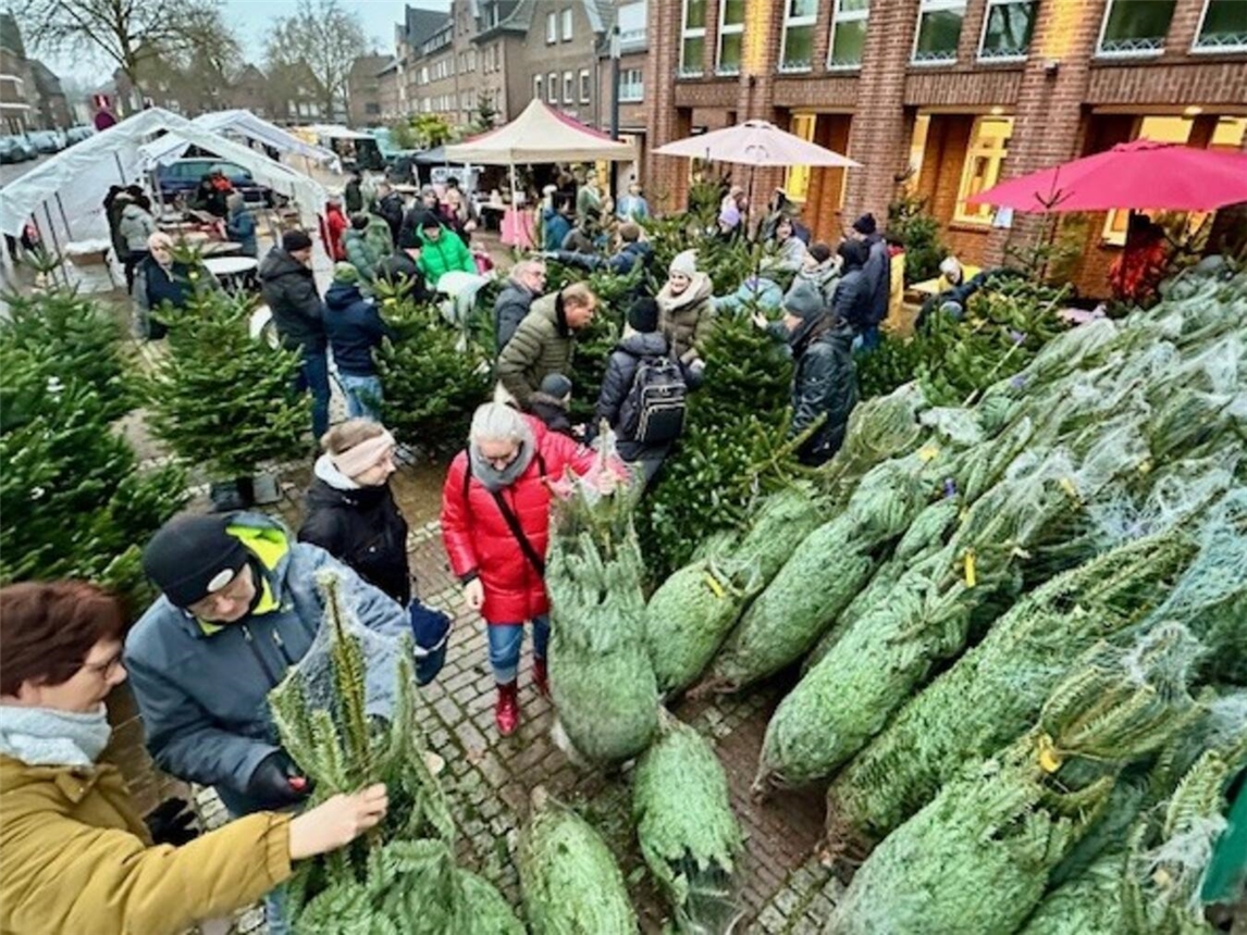 Der Tannenbaumverkauf ist nur ein Teil der großen Spendenaktion auf dem Reeser Markt. Foto: Holger Friedrich